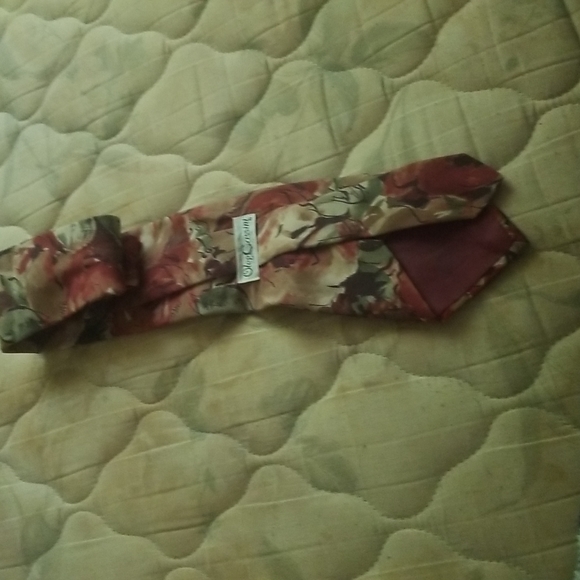 Oleg Cassini 100% Polyester Floral Tie – Pre-owned, Excellent Condition - Picture 7 of 7